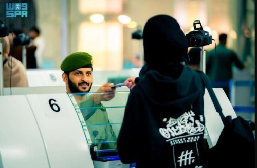 صفعة جوازات: جهة رسمية توقف تأشيرات فئات كاملة فجأة. هل أنت منهم؟.