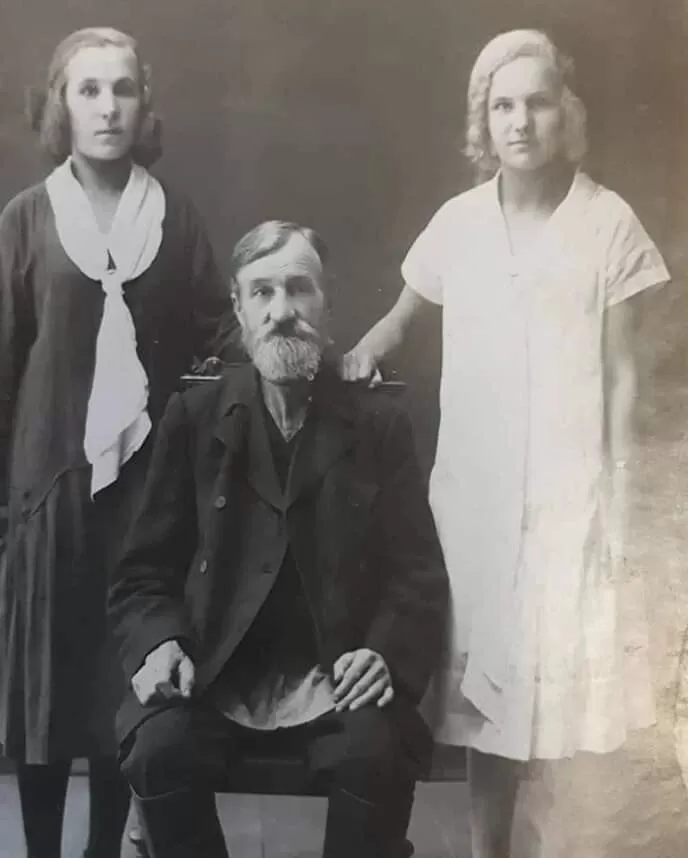 كلافديا ميخايلوفنا  مع شقيقتها ووالداها