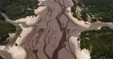 انهيار أرضى يغرق سفينتين فى بيرو ويودى بحياة 12 شخصا وأكثر من 30 مفقودا