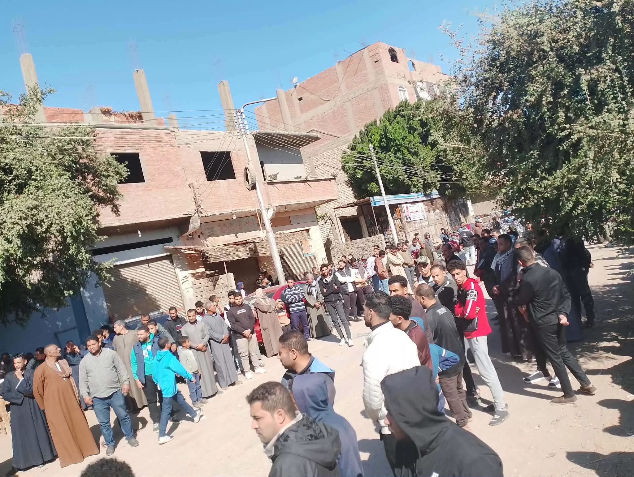 الأهالى فى انتظار التشيع للجنازة