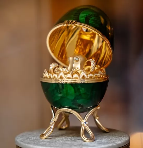 القلادة المسروقة في أوكللاندا