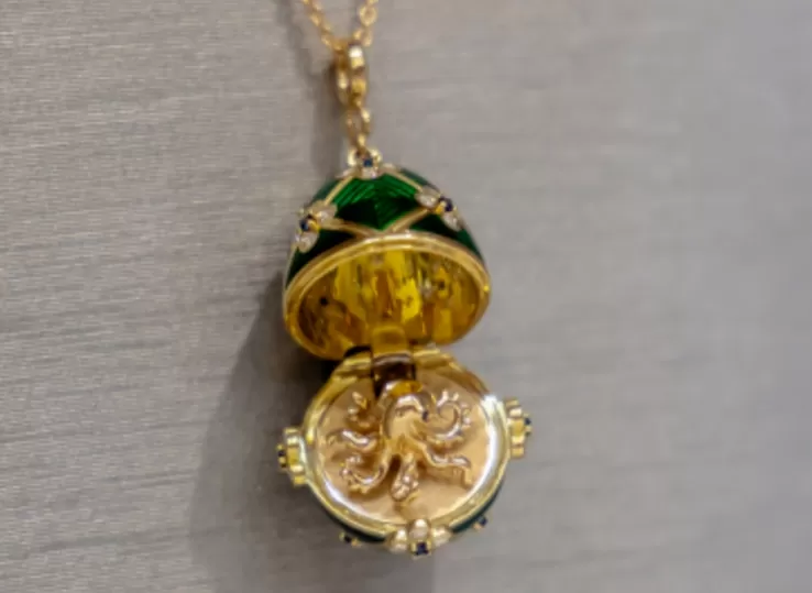 القلادة المسروقة