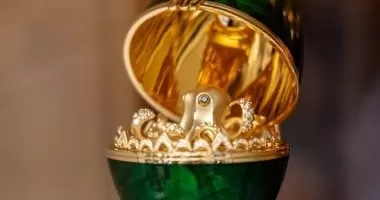 لص يبتلع قلادة مرصعة بـ60 ماسة بيضاء و15 ياقوتة زرقاء.. اعرف التفاصيل