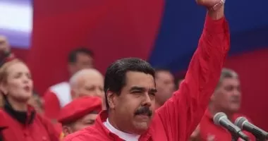 مادورو يرقص من جديد فى شوارع كاراكاس متحديا ترامب.. فيديو