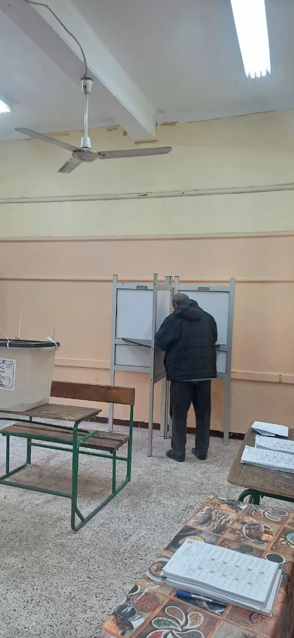 تزايد الإقبال على التصويت فى لجان الانتخاباية فى امبابة (2)