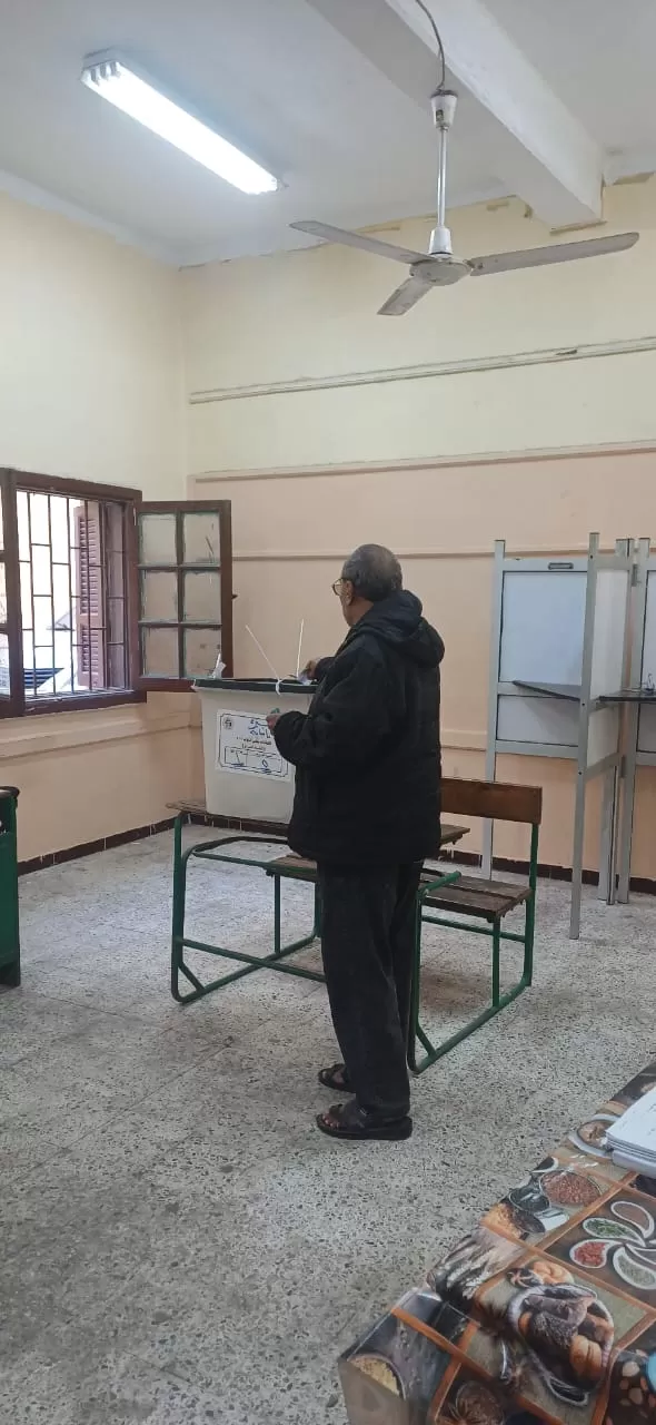 تزايد الإقبال على التصويت فى لجان الانتخاباية فى امبابة (3)