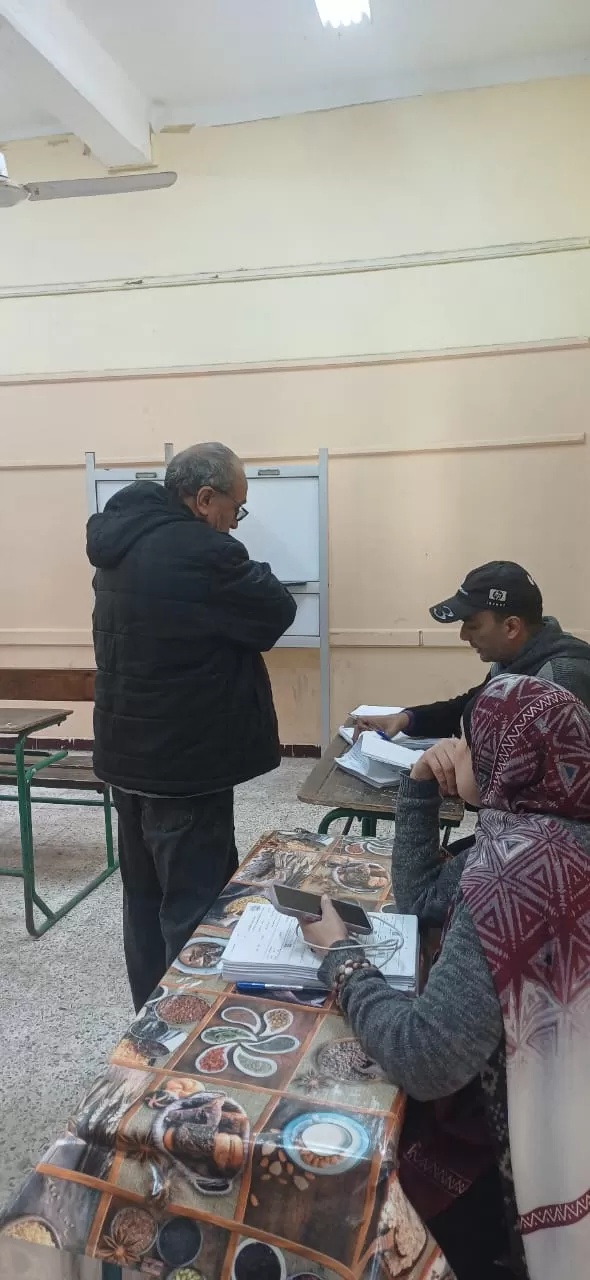 تزايد الإقبال على التصويت فى لجان الانتخاباية فى امبابة (4)