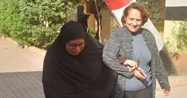 مديرة مدرسة فى إمبابة تساعد كبار السن على الإدلاء بأصواتهم ..صور