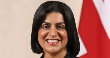 تفتيش أفواه الأطفال المهاجرين لبريطانيا بحثا عن سيم كارد.. اعرف القصة