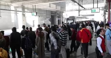 النقل تنشر صور إقبال المواطنين بكثافة على القطار الكهربائى الخفيف LRT