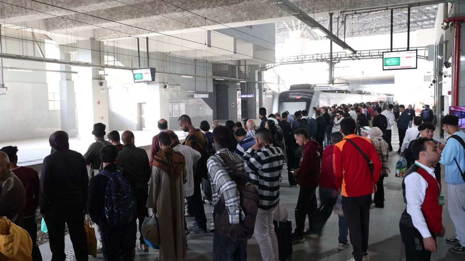 اقبال المواطنين على القطار الخفيف