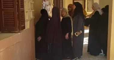 إقبال على لجنة مدرسة عبد المنعم رياض بإمبابة بعد انتهاء فترة الراحة