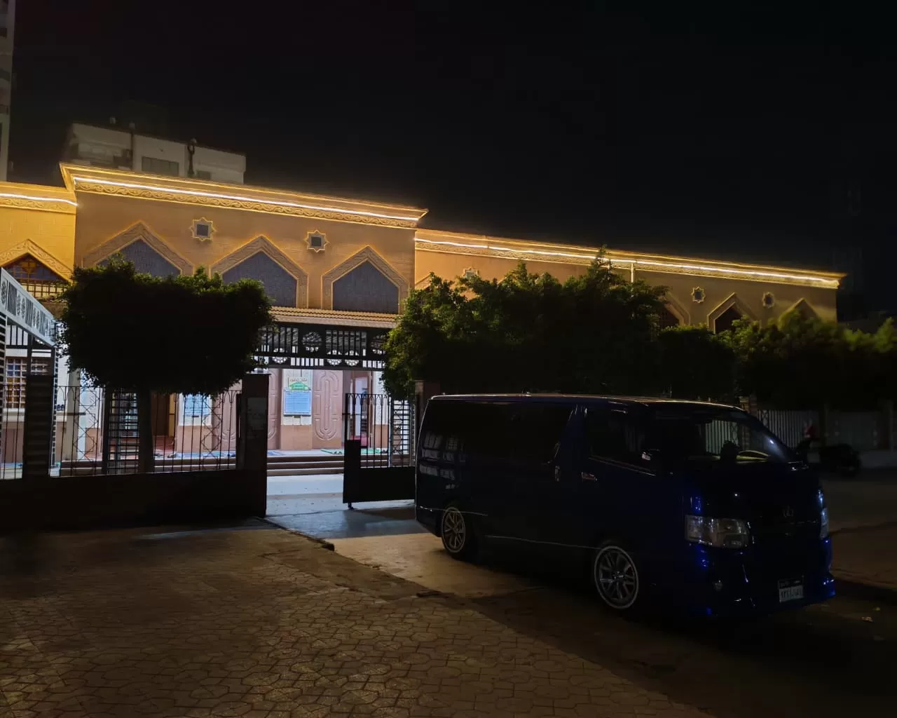 وصول جثمان السباح يوسف محمد إلى مسجد الكريم (5)