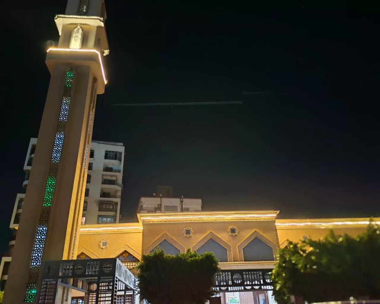 وصول جثمان السباح يوسف محمد إلى مسجد الكريم (1)