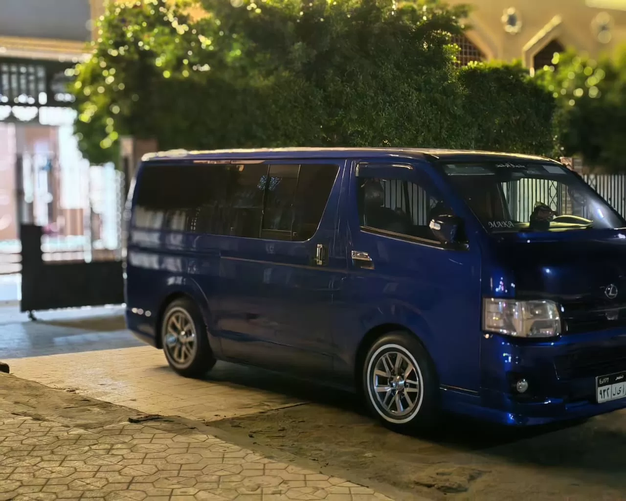 وصول جثمان السباح يوسف محمد إلى مسجد الكريم (2)