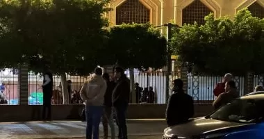 توافد أهالى بورسعيد على مسجد الكريم للمشاركة فى جنازة السباح يوسف محمد.. فيديو