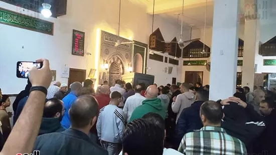 المئات-يؤدون-صلاة-الجنازة-على-السباح-يوسف-محمد-في-بورسعيد-(1)