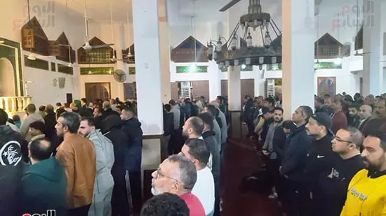 المئات-يؤدون-صلاة-الجنازة-على-السباح-يوسف-محمد-في-بورسعيد-(3)