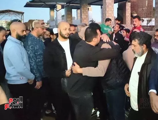 والد-السباح-يوسف-محمد-يتلقى-العزاء-داخل-المقابر-وسط-حضور-شعبي-كبير-(3) والد-السباح-يوسف-محمد-يتلقى-العزاء-داخل-المقابر-وسط-حضور-شعبي-كبير-(3)