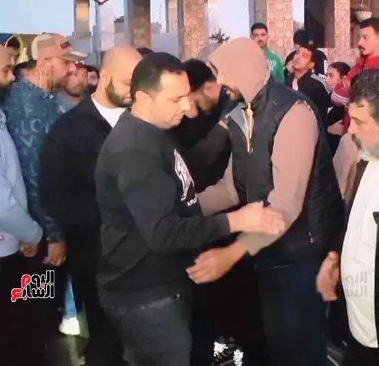 والد-السباح-يوسف-محمد-يتلقى-العزاء-داخل-المقابر-وسط-حضور-شعبي-كبير-(2) والد-السباح-يوسف-محمد-يتلقى-العزاء-داخل-المقابر-وسط-حضور-شعبي-كبير-(2)