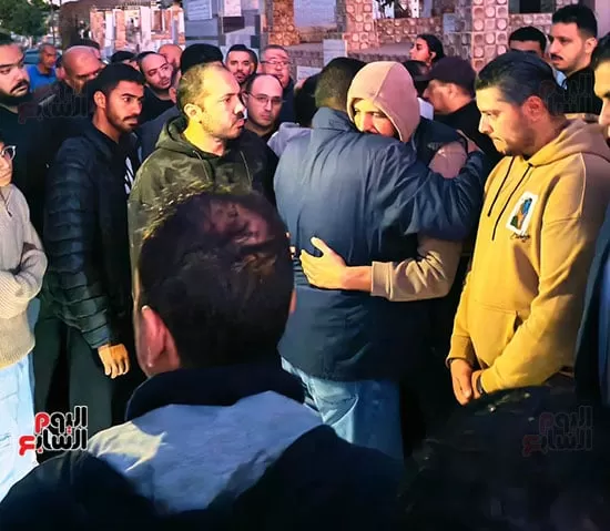 والد-السباح-يوسف-محمد-يتلقى-العزاء-داخل-المقابر-وسط-حضور-شعبي-كبير-(4) والد-السباح-يوسف-محمد-يتلقى-العزاء-داخل-المقابر-وسط-حضور-شعبي-كبير-(4)