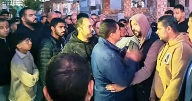 ما تسيبوش حقه.. نداء والد السباح يوسف محمد خلال تلقى العزاء (فيديو وصور)