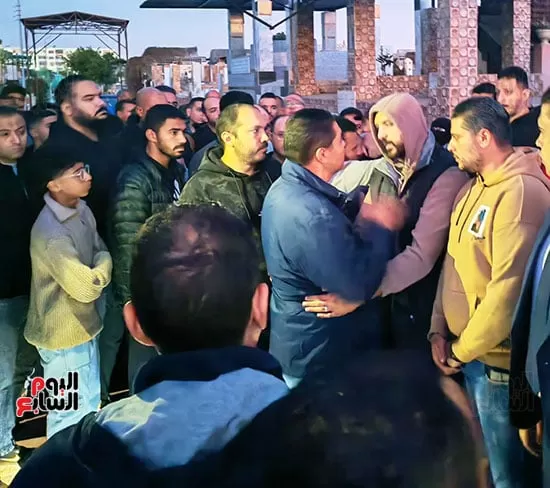 والد-السباح-يوسف-محمد-يتلقى-العزاء-داخل-المقابر-وسط-حضور-شعبي-كبير-(1) والد-السباح-يوسف-محمد-يتلقى-العزاء-داخل-المقابر-وسط-حضور-شعبي-كبير-(1)