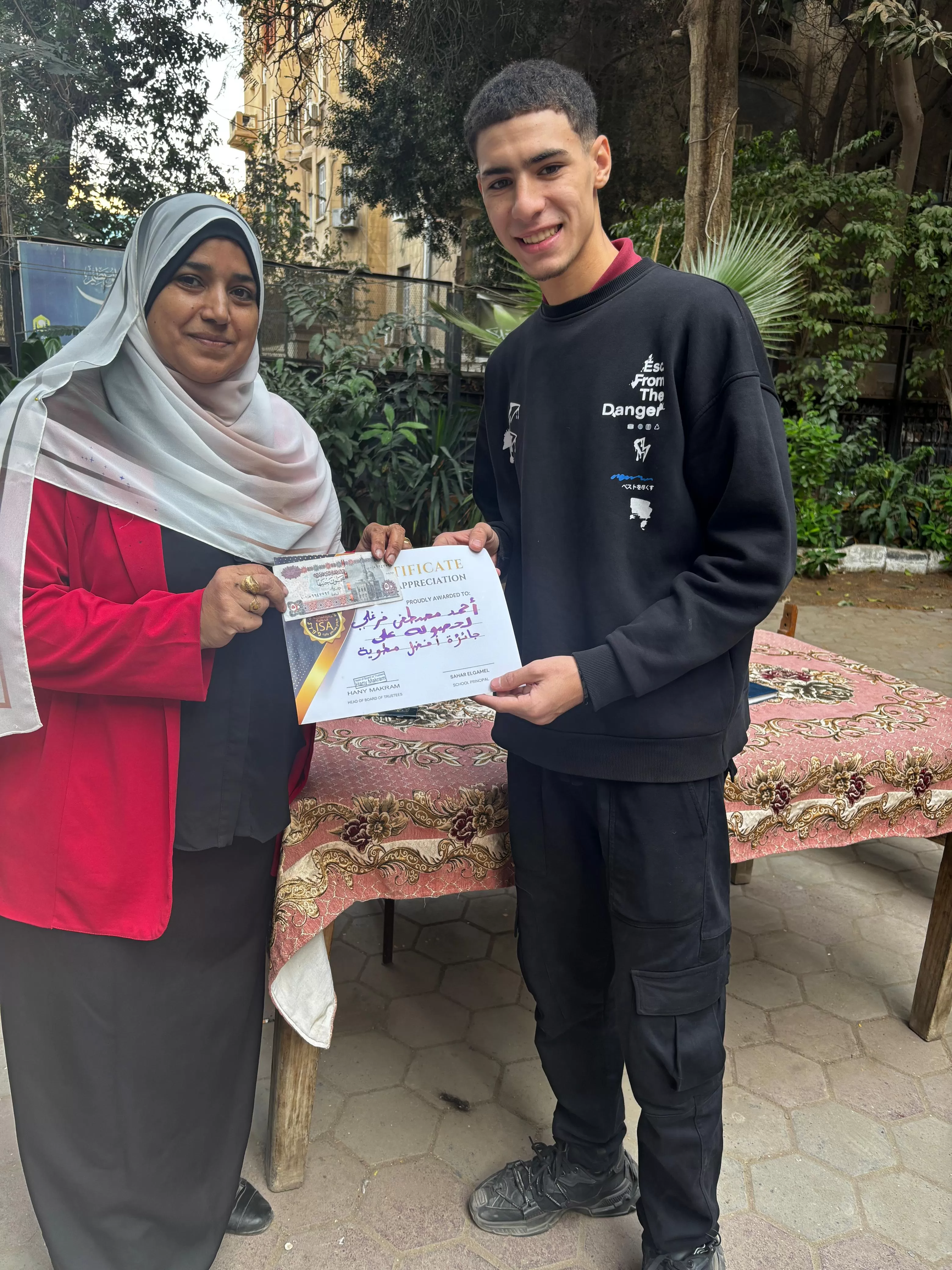 الأستاذة سامية فوزى تكرم الطالب احمد مصطفى