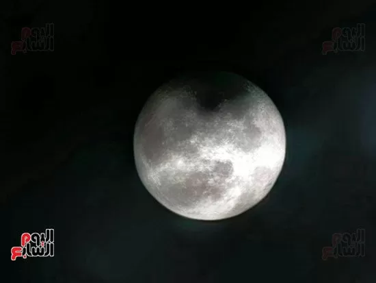 القمر-العملاق