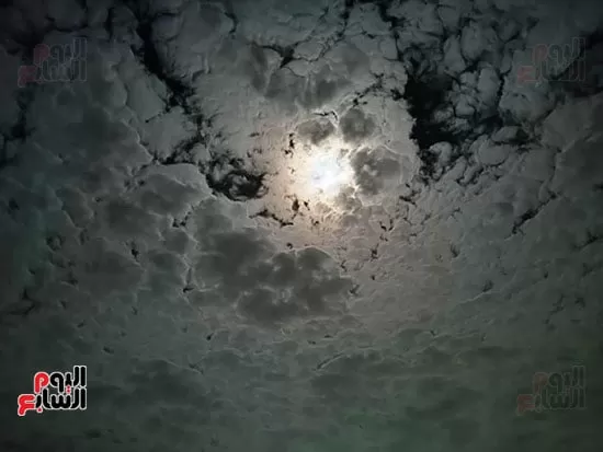 القمر-العملاق-وسط-السحاب