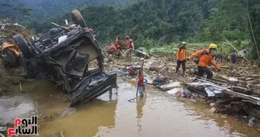 ارتفاع حصيلة ضحايا الفيضانات في إندونيسيا إلى أكثر من 900 قتيل