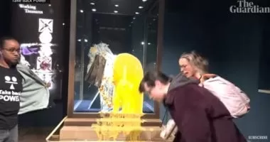 إغلاق برج لندن جزئيًا بعد إلقاء كاسترد وتفاح على التاج الملكي.. فيديو