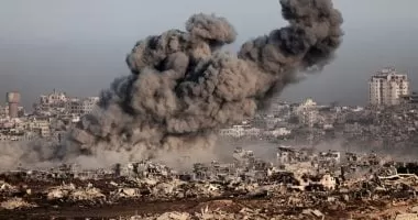 الجارديان: سفك الدماء لا يتوقف وغزة تعيش تحت وطأة الموت والفقر والبؤس