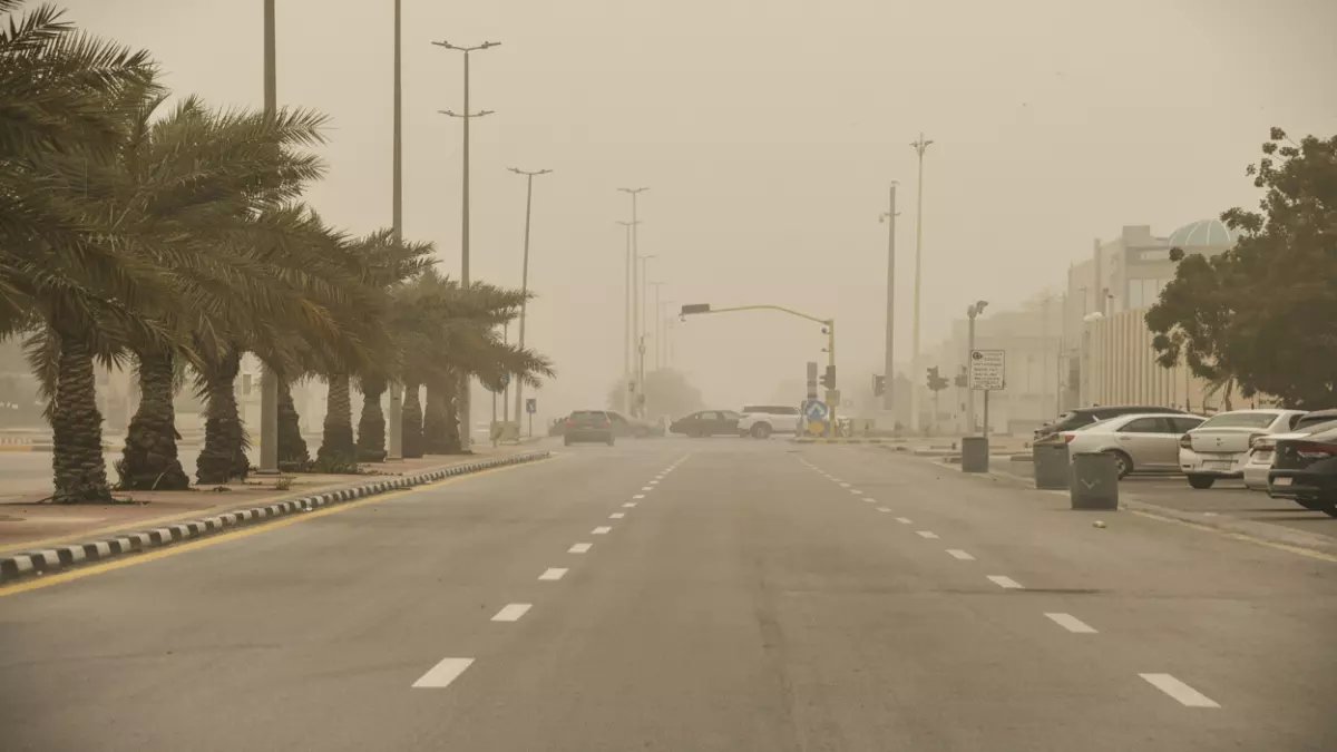 عاجل: عاصفة غبارية مدمرة تبتلع 9 مدن سعودية… الرؤية صفر والطرق مقطوعة!