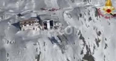 4 مصابين و100 شخص عالق إثر حادث تلفريك فى إيطاليا.. فيديو