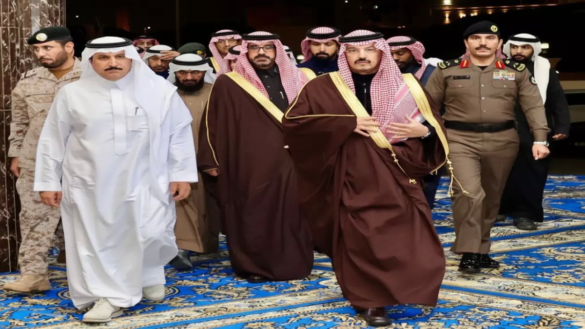 أمير عسير شخصياً يقدم التعازي لمدير الأمن العام في وفاة والده بخميس مشيط
