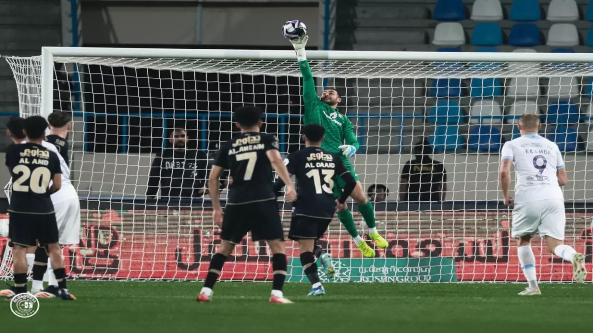 مفاجأة صادمة: حارس ضمك يسحق نجوم الدوري السعودي ويخطف لقب ديسمبر بشباك شبه نظيفة!