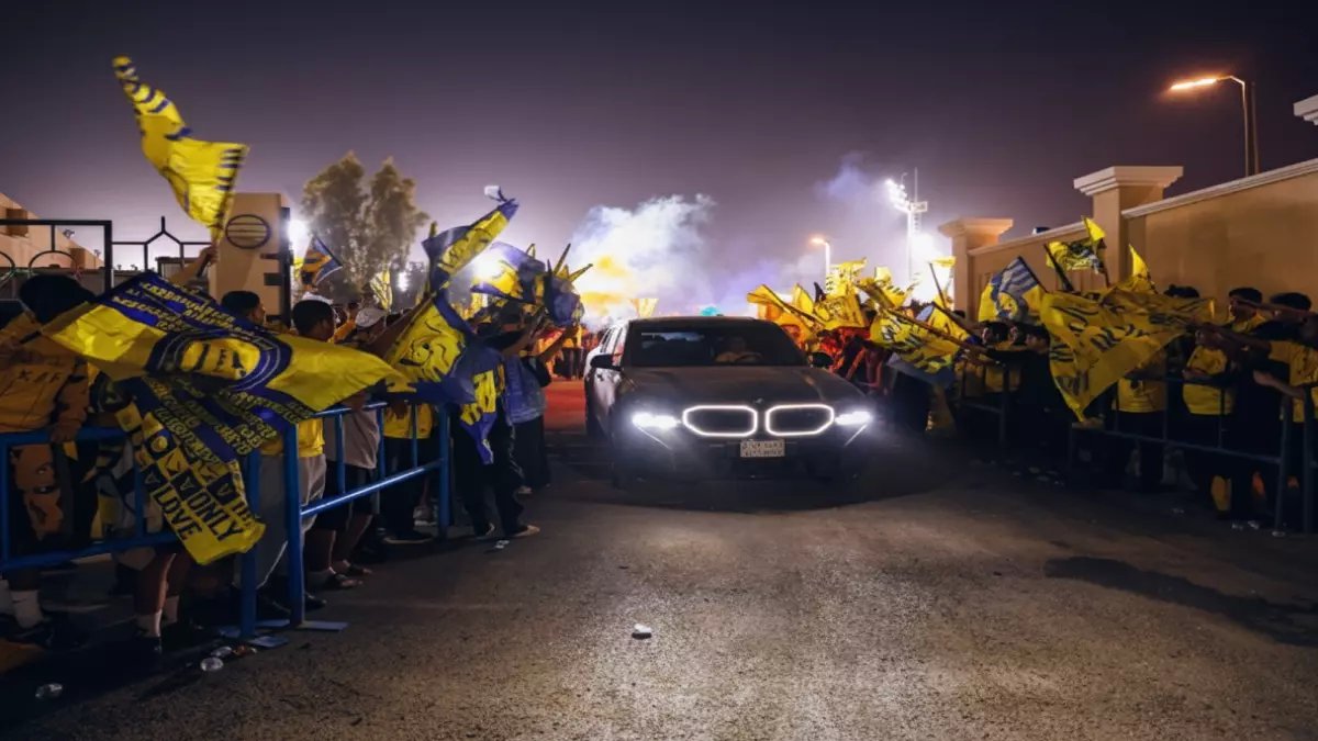 شاهد: جماهير النصر تحاصر رونالدو والنجوم بهتافات نارية قبل كلاسيكو الأهلي... صدارة تاريخية على المحك!
