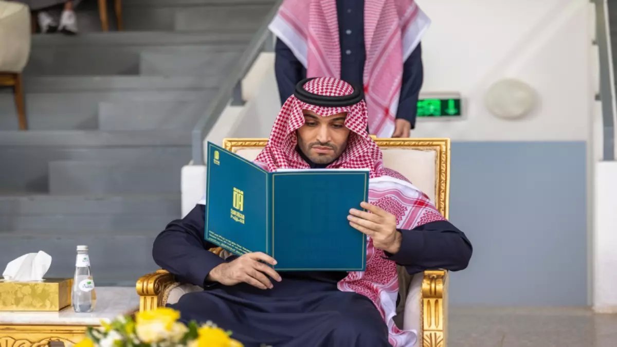 نائب أمير الجوف يفاجئ الجماهير بحضور ديربي العروبة والجندل... رسالة قوية لدعم كرة القدم السعودية!