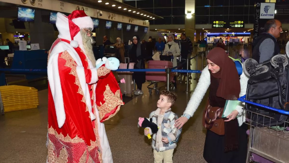 شاهد: سانتا كلوز يوزع تذاكر مجانية ومفاجآت صادمة... مصر للطيران تدهش المسافرين بـ 1720 رحلة خلال الأعياد!