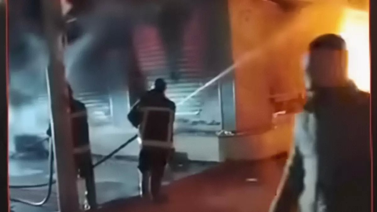 عاجل: النيران تبتلع كافيه ومحال تجارية في بلبيس... الحماية المدنية تحاصر الكارثة!