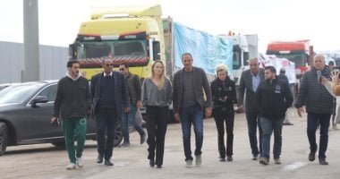 أنجلينا جولي تتفقد مخازن إمدادات الشعب الفلسطيني بمعبر رفح.. فيديو وصور