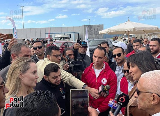 محافظ شمال سيناء يستقبل أنجلينا جولي ويتفقدان معبر رفح
