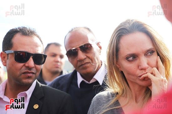 الممثلة أنجلينا جولى تستمع لشرح عن الجهود الإنسانية لمساعدة الشعب الفلسطينى من خلال معبر رفح