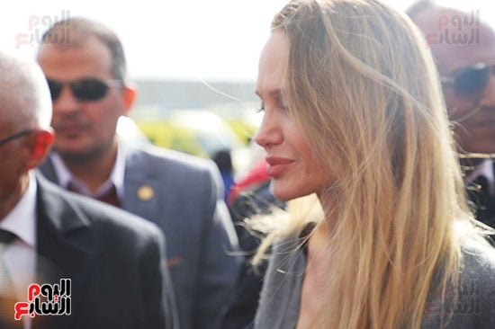 انجلينا جولى خلال الزيارة اليوم بمعب رفح