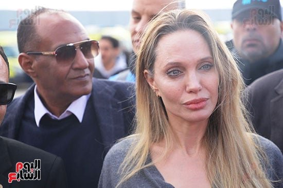 أنجلينا جولى تستمع لشرح عن الجهود الإنسانية