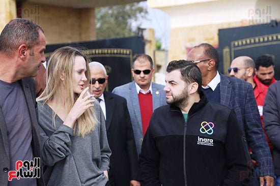 انجلينا جولى اثناء زيارتها معبر رفح