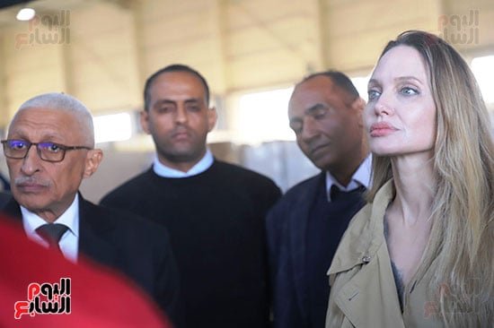 زيارة أنجلينا جولي لمخازن الهلال الأحمر برفقة محافظ شمال سيناء