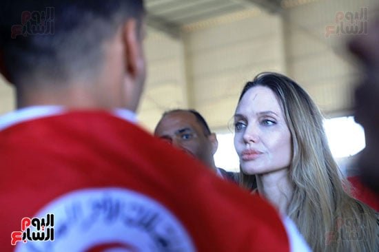 زيارة أنجلينا جولي لمخازن الهلال الأحمر