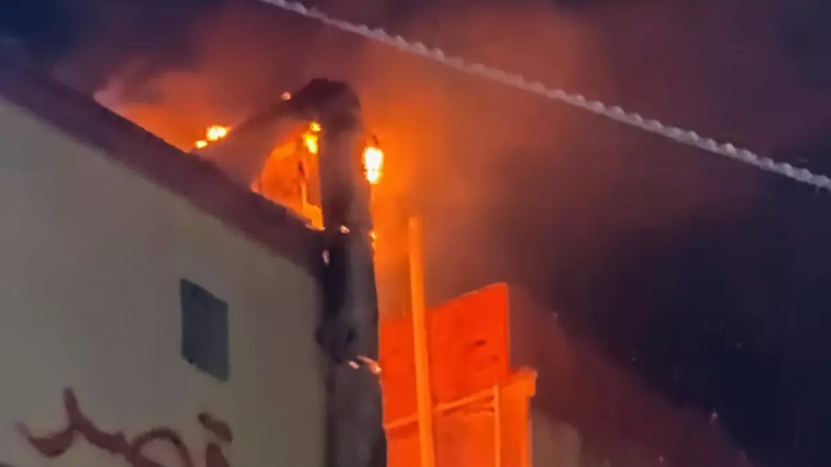 شاهد: لحظات مرعبة... ألسنة لهب تندلع من مطعم شهير ببورسعيد وتهدد عمارة سكنية بالكامل!